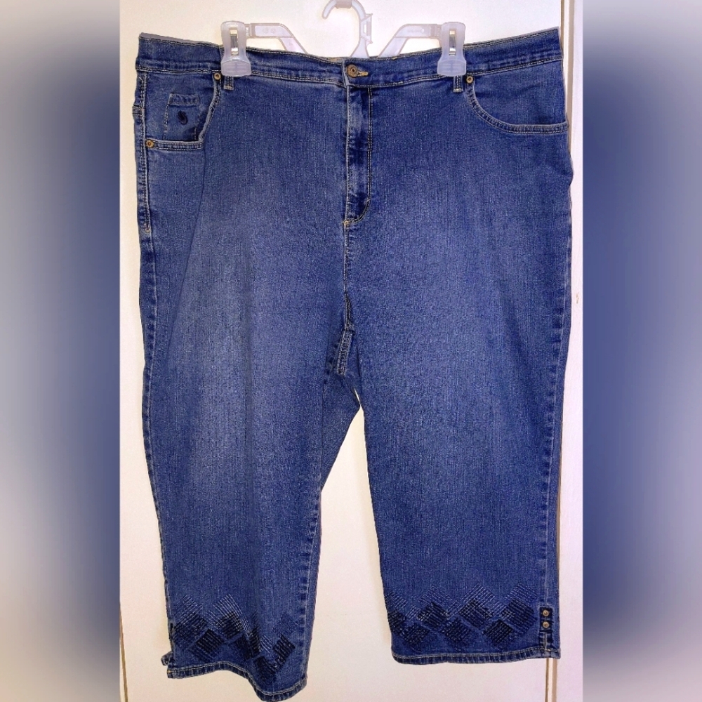 Gloria Vanderbilt Embroidered Amanda Capri